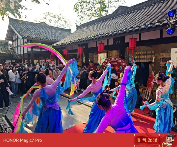 「荣耀Magic7系列」荣耀AI魔法市集风火开市 “哪吒”闪现成都宽窄巷子