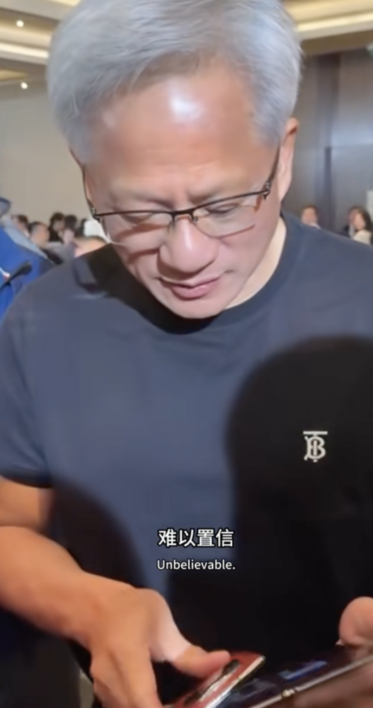 黄仁勋大赞华为三折叠屏手机：不可思议 非常适合我