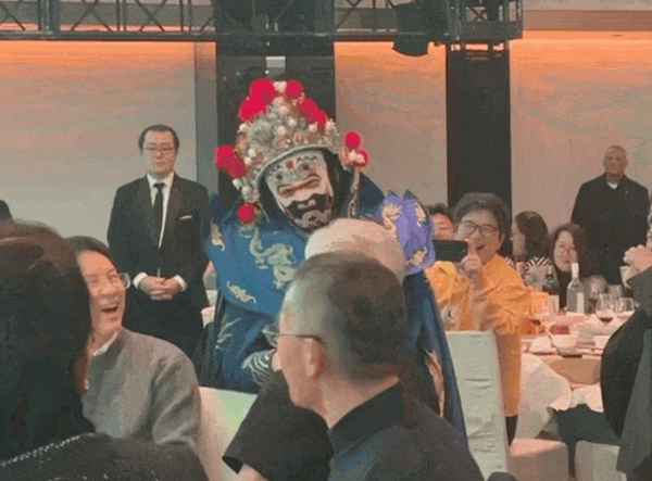 「黄仁勋」黄仁勋大赞华为三折叠屏手机：不可思议 非常适合我